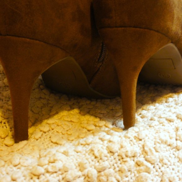 SALE  ....Trendy Chic Brown Suede Scoop NYC Heel Booties/Short Boots Sz 10 - Picture 2 of 4